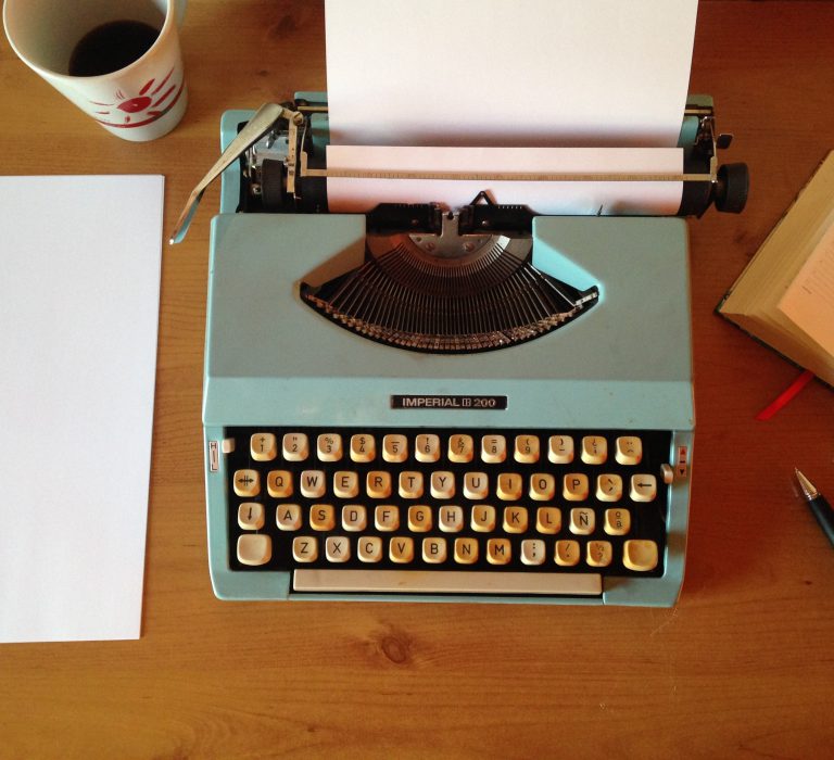 Máquina de escrever que remete para conteúdo